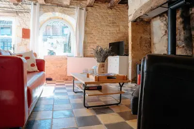 Télévision ou salle de divertissement dans l'établissement Coeur de village, maison pour 8 avec piscine