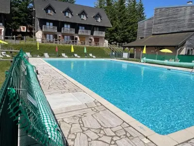 Piscine de l'établissement Duplex 8 pers à Super-Besse avec balcon - FR-1-814-44 ou située à proximité