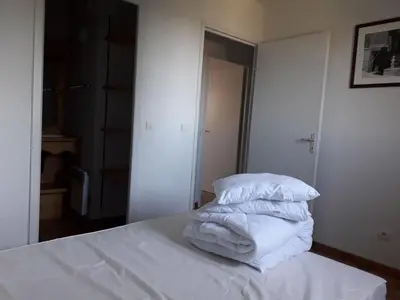 Un ou plusieurs lits dans un hébergement de l'établissement Duplex 8 pers à Super-Besse avec balcon - FR-1-814-44