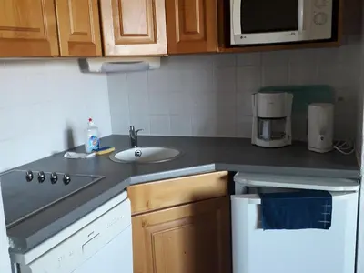 Cuisine ou kitchenette dans l'établissement Duplex 8 pers à Super-Besse avec balcon - FR-1-814-44