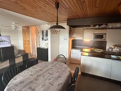 Cuisine ou kitchenette dans l'établissement Appartement spacieux en montagne avec loggia, au cœur de la station, proche piste et lac - FR-1-814-62