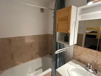 Salle de bains dans l'établissement Appartement spacieux en montagne avec loggia, au cœur de la station, proche piste et lac - FR-1-814-62