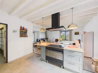 Cuisine ou kitchenette dans l'établissement Domaine pour 8 personnes avec piscine