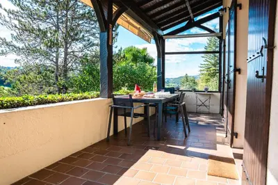 Balcon ou terrasse dans l'établissement Domaine pour 8 personnes avec piscine