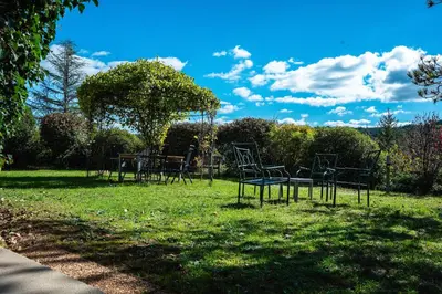 Jardin de l'établissement Domaine pour 8 personnes avec piscine