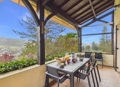 Balcon ou terrasse dans l'établissement Domaine pour 8 personnes avec piscine