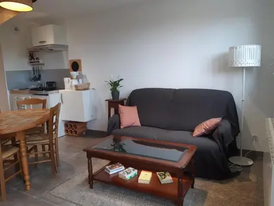 Cuisine ou kitchenette dans l'établissement Gîte Volcans - 1-4 pers, au calme à 20 mins de Vulcania, Puy-de-Dôme et Lemptegy, 35 mins du Mont Dore et du Sancy