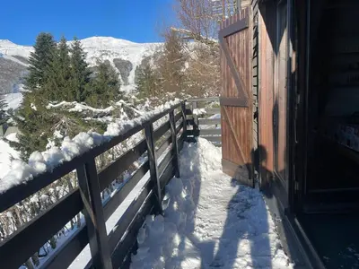 L'établissement Chalet montagnard avec balcon, proche piste et centre - FR-1-814-77 en hiver