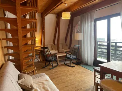 Coin salon dans l'établissement Chalet montagnard avec balcon, proche piste et centre - FR-1-814-77