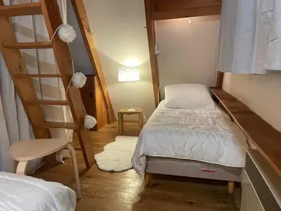 Un ou plusieurs lits dans un hébergement de l'établissement Chalet montagnard avec balcon, proche piste et centre - FR-1-814-77
