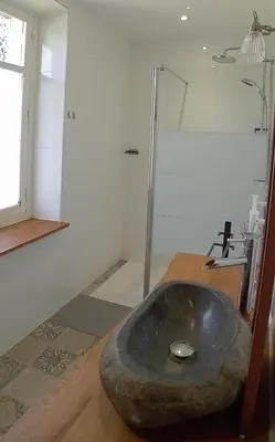 Salle de bains dans l'établissement Chambres et table d'hôte Rabillou