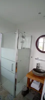 Salle de bains dans l'établissement Chambres et table d'hôte Rabillou