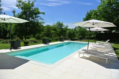 Piscine de l'établissement Chambre d'hôtes Au jardin de la Bachellerie ou située à proximité