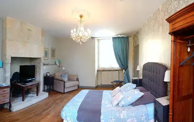 Télévision ou salle de divertissement dans l'établissement Chambre d'hôtes Au jardin de la Bachellerie