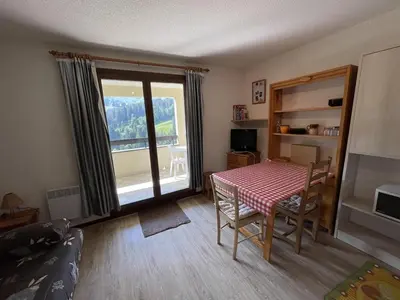 Coin salon dans l'établissement Studio-cabine avec balcon proche pistes et parking - FR-1-787-113