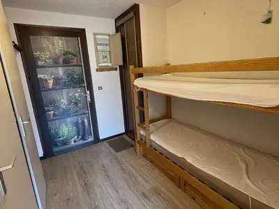 Un ou plusieurs lits dans un hébergement de l'établissement Studio-cabine avec balcon proche pistes et parking - FR-1-787-113