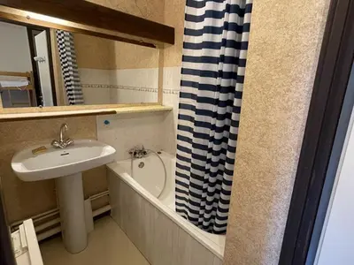 Salle de bains dans l'établissement Studio-cabine avec balcon proche pistes et parking - FR-1-787-113