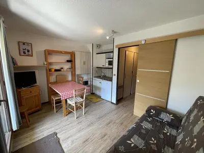 Cuisine ou kitchenette dans l'établissement Studio-cabine avec balcon proche pistes et parking - FR-1-787-113