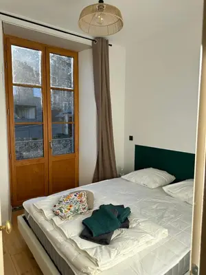 Un ou plusieurs lits dans un hébergement de l'établissement Appartement face au château