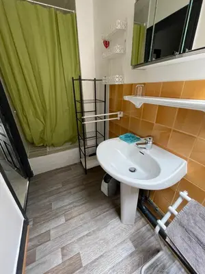 Salle de bains dans l'établissement B9 villa MASSIAS