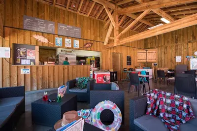 Coin salon dans l'établissement Camping Les Ondines