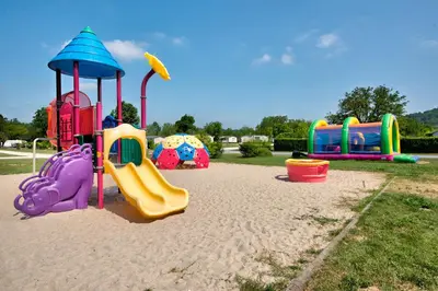 Aire de jeux pour enfants de l'établissement Camping Les Ondines