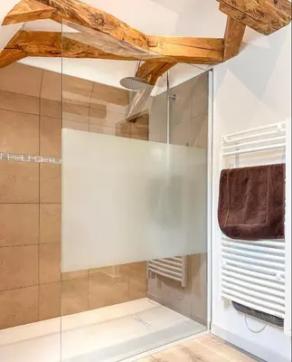 Salle de bains dans l'établissement Villa de 150m2, 4 ch, 4 SDB, Wifi, Patio, Vallée de la Jordanne