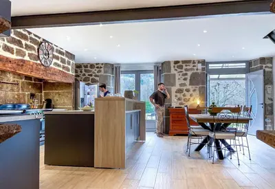 Cuisine ou kitchenette dans l'établissement Villa de 150m2, 4 ch, 4 SDB, Wifi, Patio, Vallée de la Jordanne