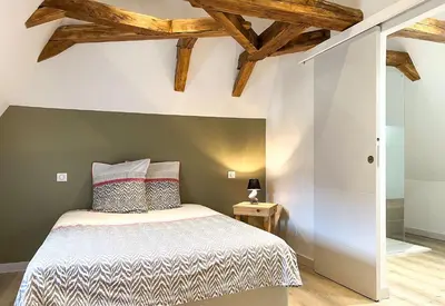 Un ou plusieurs lits dans un hébergement de l'établissement Villa de 150m2, 4 ch, 4 SDB, Wifi, Patio, Vallée de la Jordanne