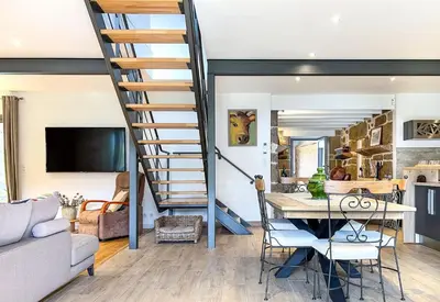 Télévision ou salle de divertissement dans l'établissement Villa de 150m2, 4 ch, 4 SDB, Wifi, Patio, Vallée de la Jordanne