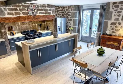 Cuisine ou kitchenette dans l'établissement Villa de 150m2, 4 ch, 4 SDB, Wifi, Patio, Vallée de la Jordanne