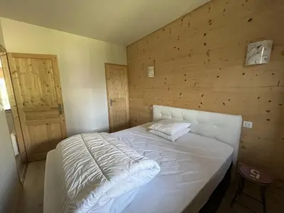 Un ou plusieurs lits dans un hébergement de l'établissement Chalet cosy au pied des pistes avec parking privé - FR-1-787-114