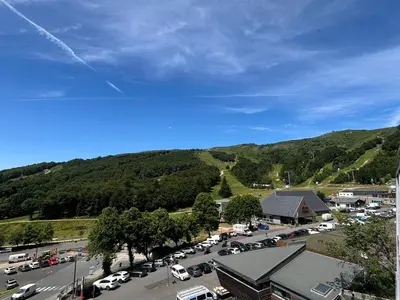 Vue générale sur la montagne ou vue sur la montagne depuis l'appartement