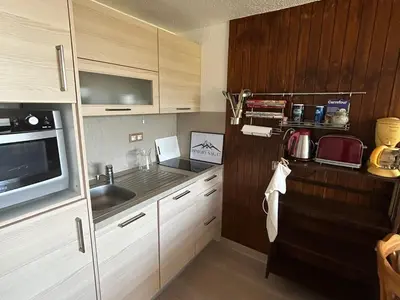 Cuisine ou kitchenette dans l'établissement Appartement rénové au cœur de Super Besse avec balcon et parking privé - FR-1-814-81