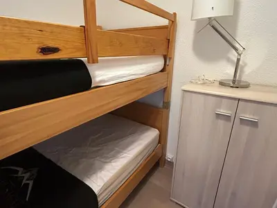 Un ou plusieurs lits dans un hébergement de l'établissement Appartement rénové au cœur de Super Besse avec balcon et parking privé - FR-1-814-81