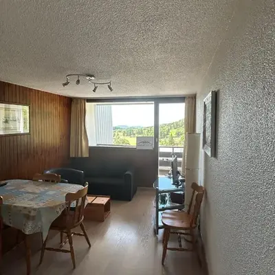 Appartement rénové au cœur de Super Besse avec balcon et parking privé - FR-1-814-81