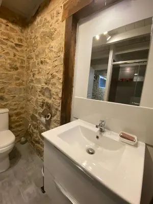 Salle de bains dans l'établissement Gîte D Arsonval