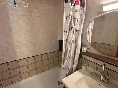 Salle de bains dans l'établissement Appartement confortable 6 pers au centre de Super Besse - FR-1-814-84