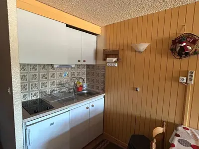Cuisine ou kitchenette dans l'établissement Appartement confortable 6 pers au centre de Super Besse - FR-1-814-84