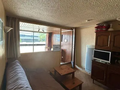 Télévision ou salle de divertissement dans l'établissement Appartement confortable 6 pers au centre de Super Besse - FR-1-814-84