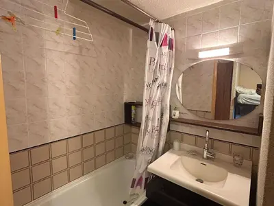 Salle de bains dans l'établissement Appartement confortable 6 pers au centre de Super Besse - FR-1-814-84