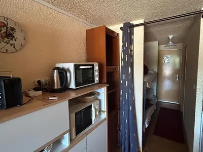 Cuisine ou kitchenette dans l'établissement Appartement confortable 6 pers au centre de Super Besse - FR-1-814-84
