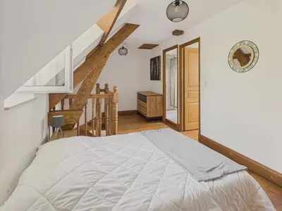 Un ou plusieurs lits dans un hébergement de l'établissement Grande maison pour 16 avec piscine et tennis