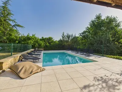 Piscine de l'établissement Grande maison pour 16 avec piscine et tennis ou située à proximité