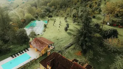 Piscine de l'établissement Grande maison pour 16 avec piscine et tennis ou située à proximité