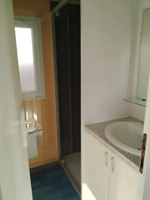 Salle de bains dans l'établissement Mobilhome with terrace