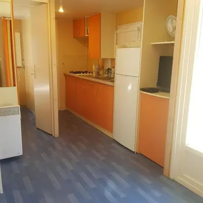 Cuisine ou kitchenette dans l'établissement Mobilhome with terrace