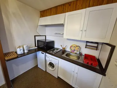 Cuisine ou kitchenette dans l'établissement Appartement spacieux au pied des pistes à Super Besse - FR-1-814-87