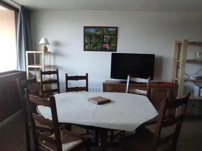 Télévision ou salle de divertissement dans l'établissement Appartement spacieux au pied des pistes à Super Besse - FR-1-814-87