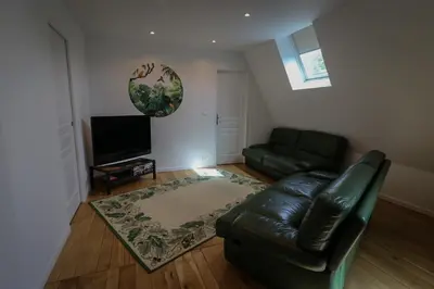 Télévision ou salle de divertissement dans l'établissement La Maison de Pierrot